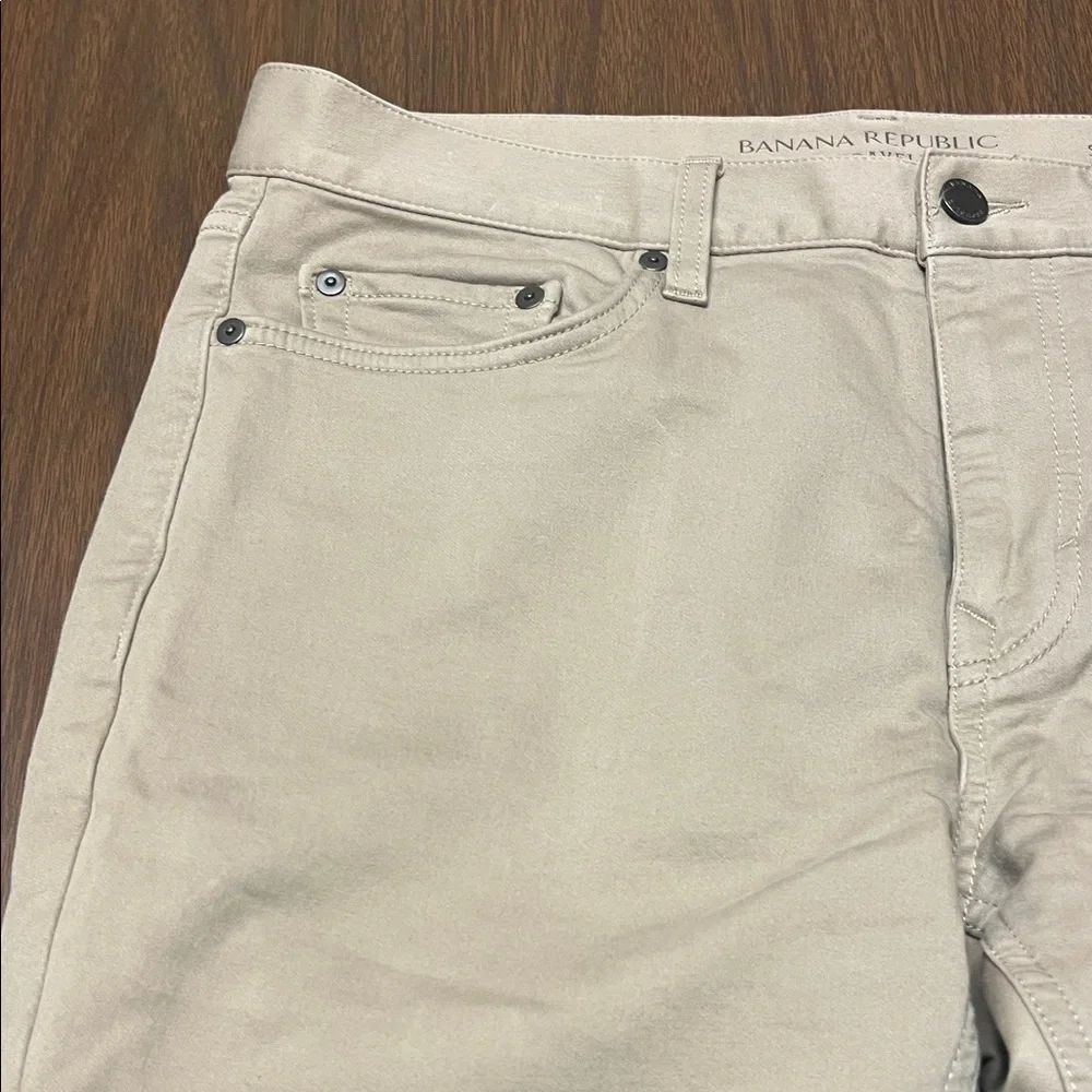 Banana Republic The Traveler Slim Fit Tan Pants, size 32x32‎